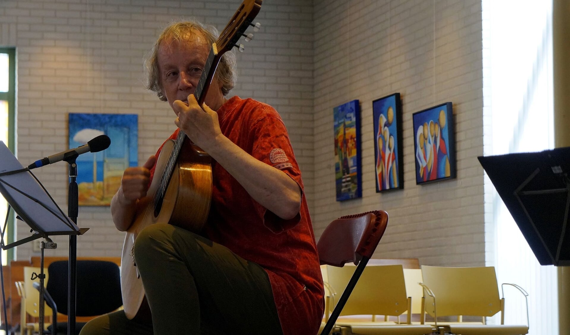 Henk van Kuijk speelt gitaar tijdens een optreden