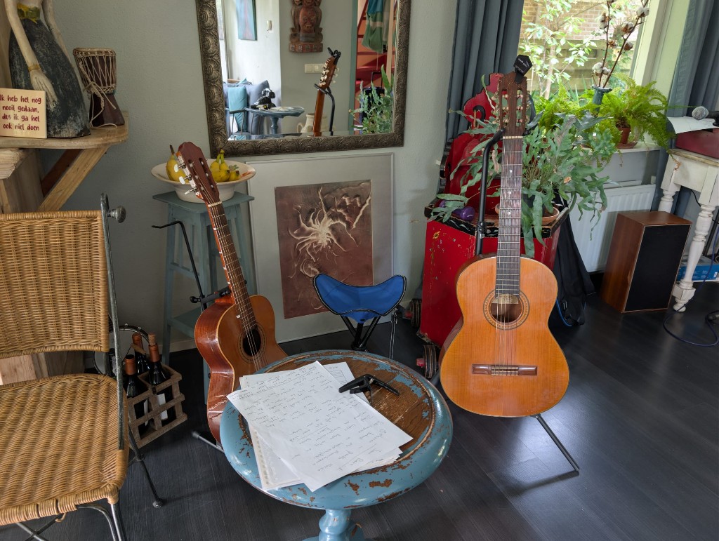 Muzikale werkplek met gitaren en teksten