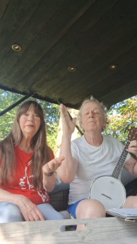 Manou en Henk buiten met banjo