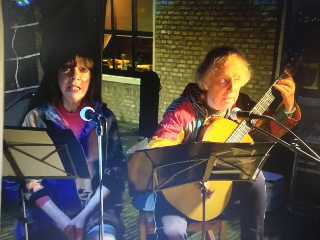 Manou en Henk tijdens een avondoptreden