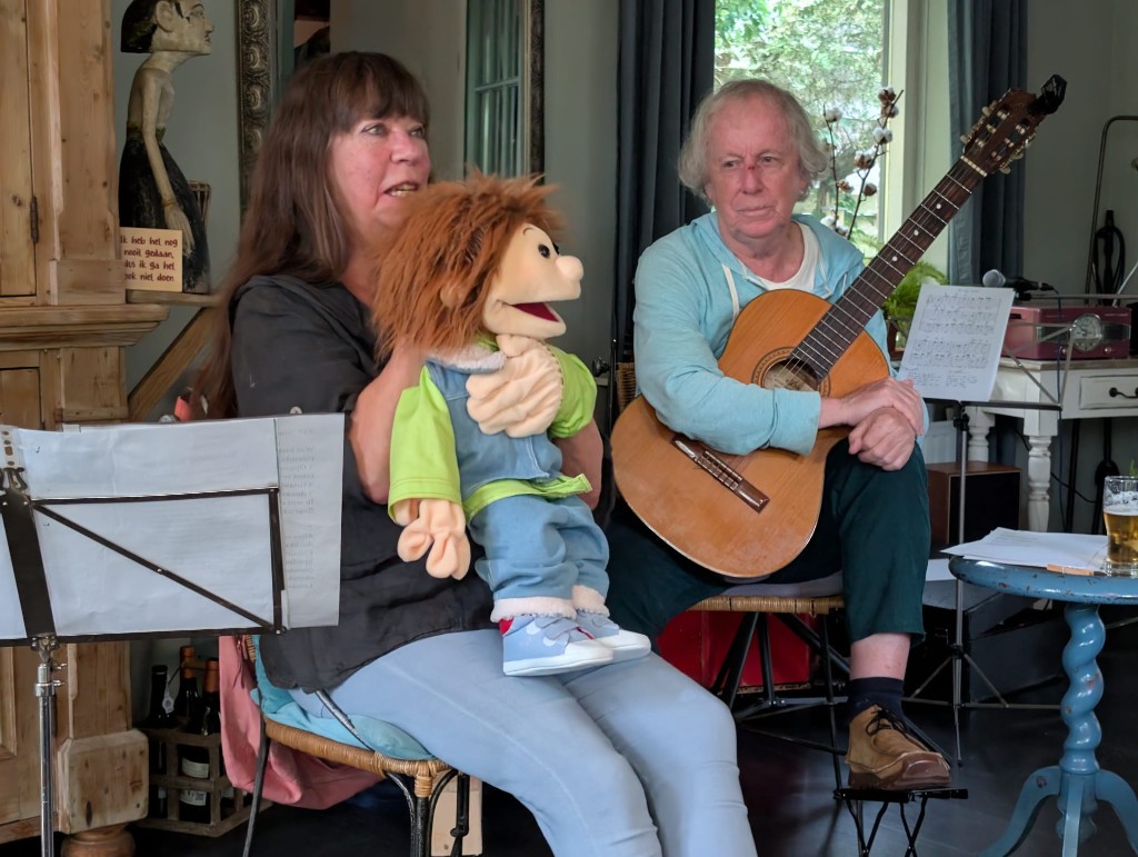Manou met pop en Henk met gitaar