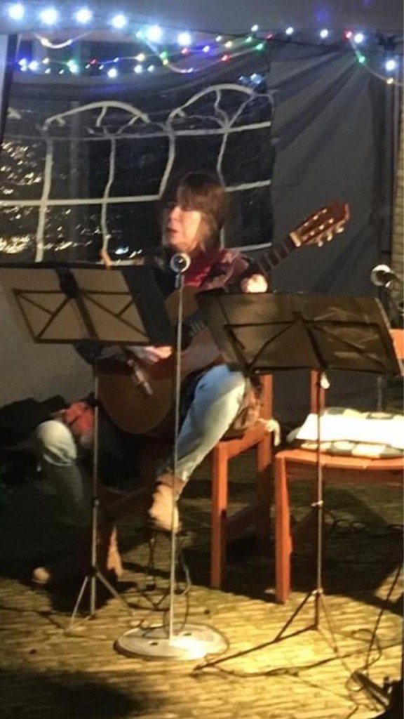 Manou Haak speelt akoestische gitaar