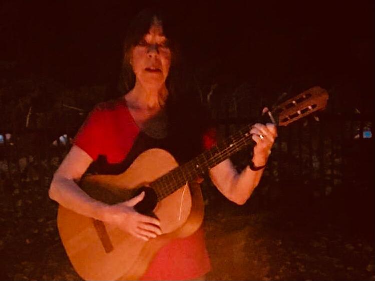 Manou speelt gitaar in warm avondlicht